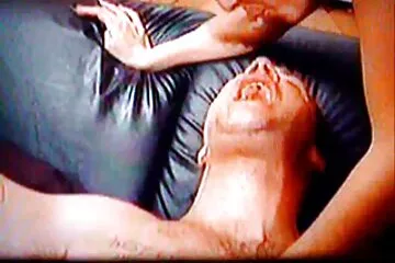 वह आनंद में हिंदी में सेक्सी मूवी डूबना पसंद करता है